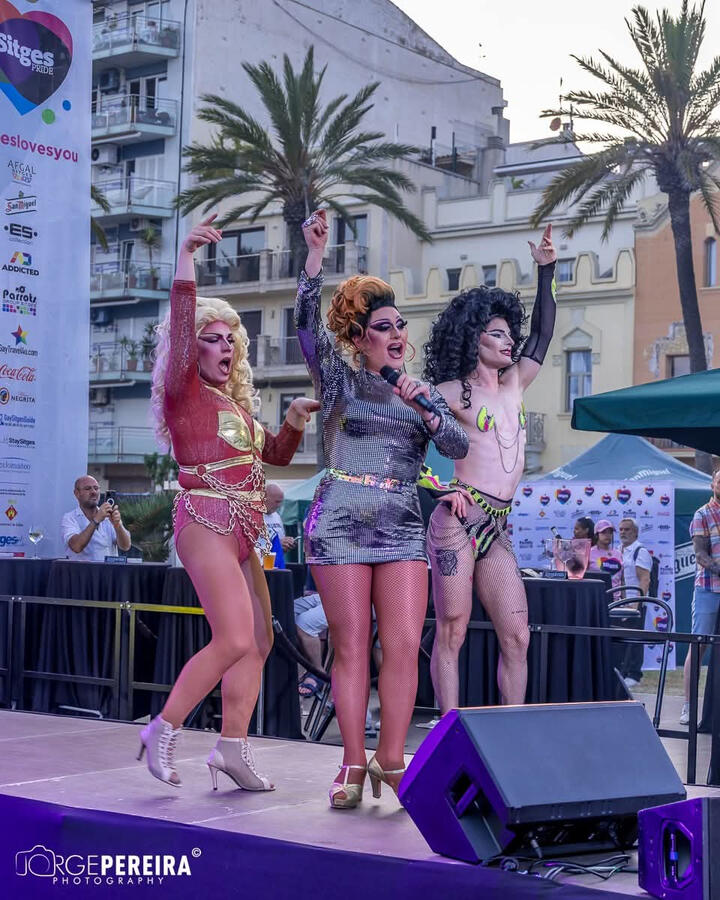 Miss Mars animando al público en un evento corporativo, canto en directo y humor. Miss Mars drag queen actuando y haciendo participar al público durante el show.