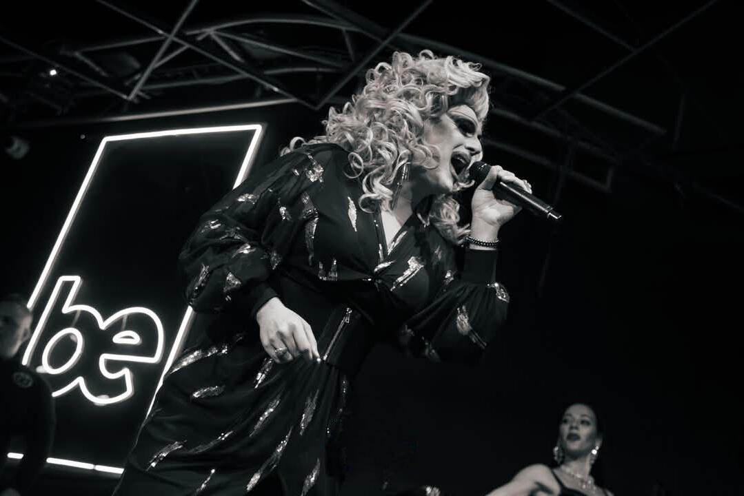 Miss Mars durante un show con voz real en Barcelona, interactuando con el público. Miss Mars cantando en directo en un espectáculo interactivo en Barcelona.