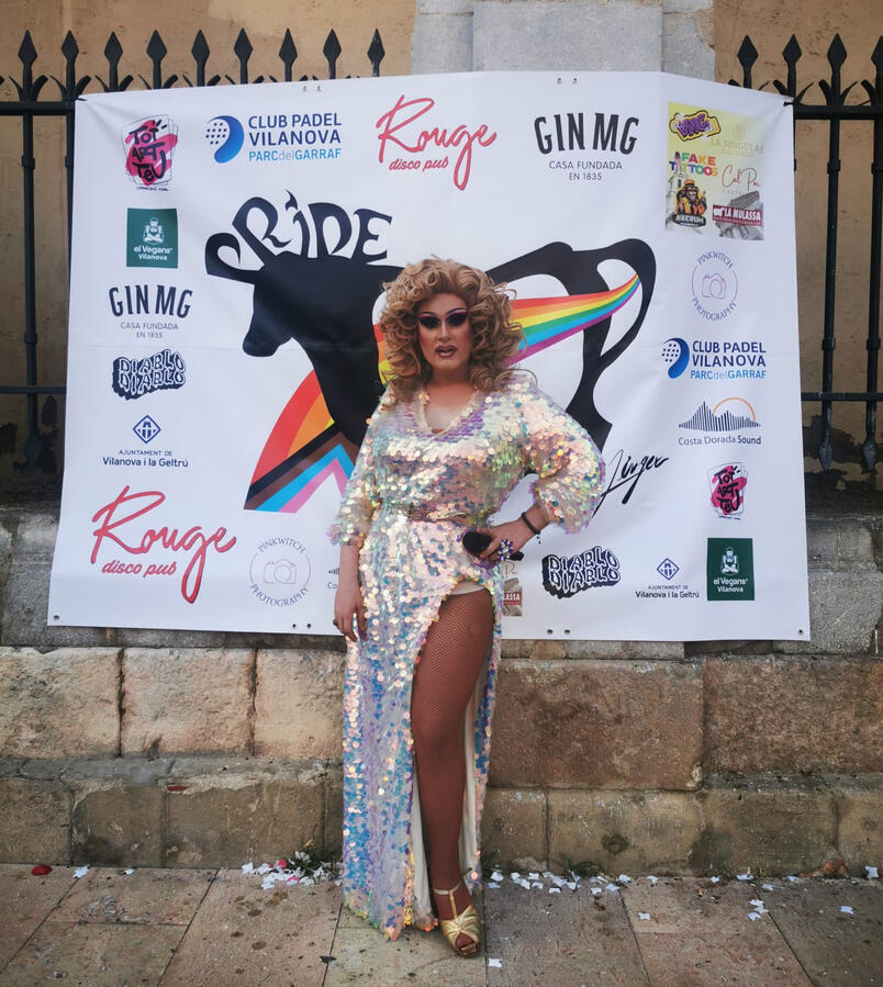 Look icónico de Miss Mars, drag queen y cantante, mostrando su estilo único. Miss Mars con vestuario y maquillaje de impacto, estilo pop elegante.