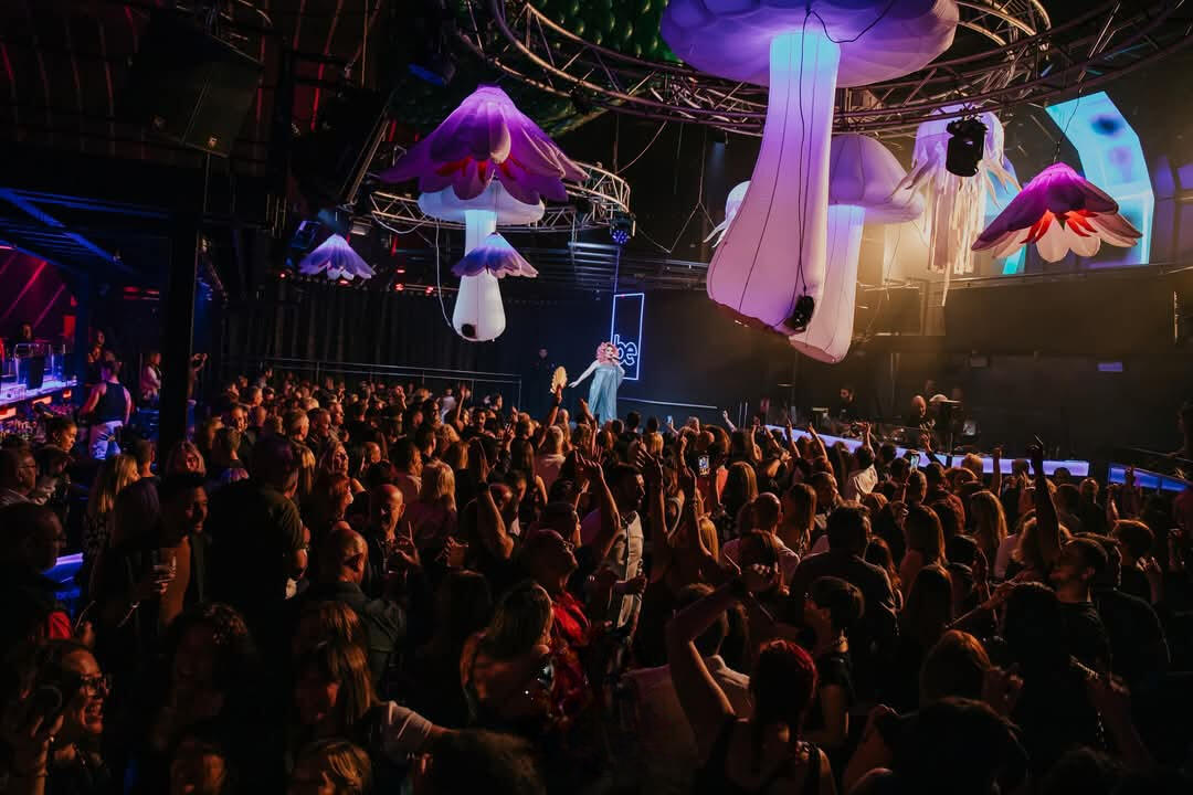 Miss Mars actuando en una boda privada en Barcelona, combinando música y humor. Miss Mars en un evento elegante, show en directo para boda o celebración privada.